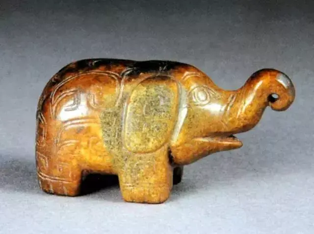 妇好墓中出土的玉象 妇好墓中出土的玉象